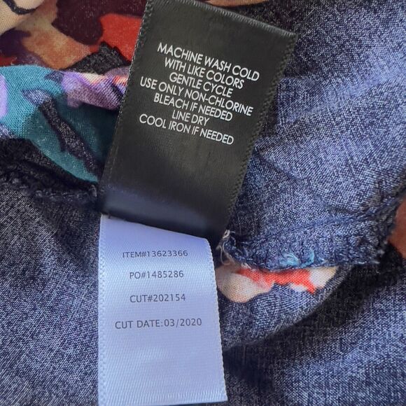 Torrid Top Size 5/5X Fit and Flare Challis Button-Front Floral Navy Blue Multi - Picture 7 of 7